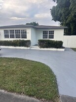2435 McKinley St in Hollywood, FL - Building Photo