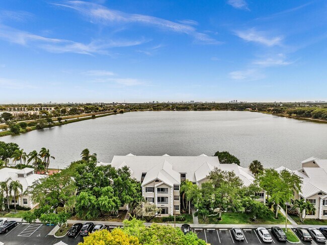2841 N Oakland Forest Dr, Unit 211 in Oakland Park, FL - Foto de edificio - Building Photo