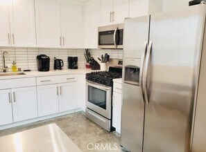 2301 Cloverdale Ave, Unit 2 in Los Angeles, CA - Building Photo - Building Photo