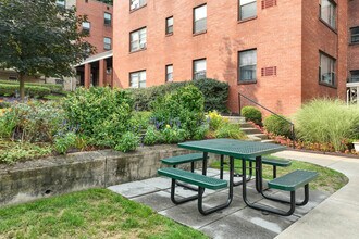 Royal Garden Apartments in Pittsburgh, PA - Foto de edificio - Building Photo