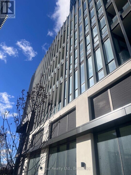 395 Square One Dr in Mississauga, ON - Building Photo