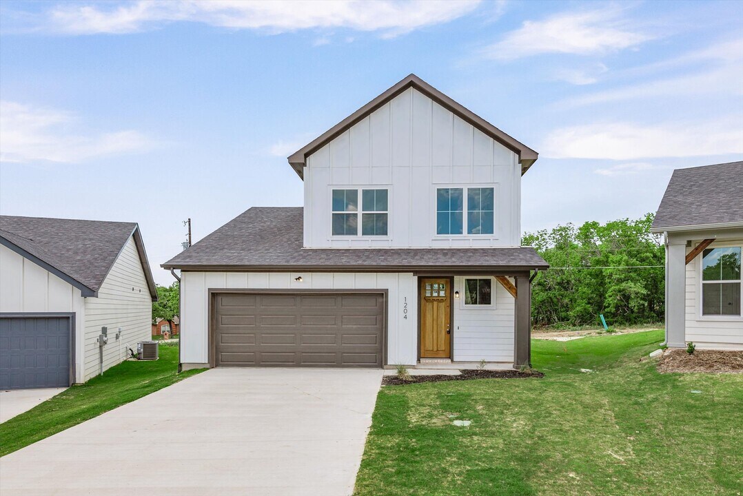 1207 Chestnut Ct in Runaway Bay, TX - Building Photo