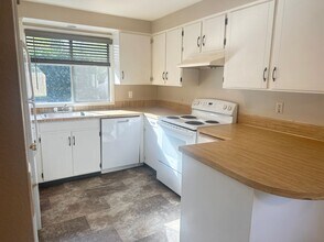 908 Pecan Ct in Newberg, OR - Building Photo - Building Photo