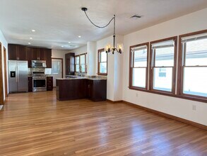 36 Chipman St, Unit 2 in Medford, MA - Foto de edificio - Building Photo