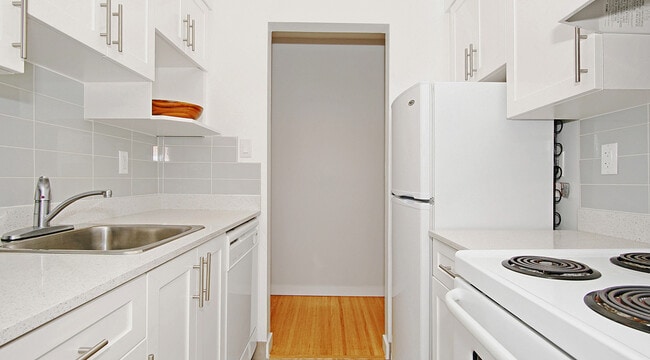 1355 Pendrell St in Vancouver, BC - Building Photo - Building Photo