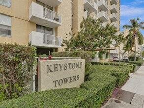 2020 NE 135th St in North Miami, FL - Foto de edificio - Building Photo