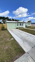 3945 Ocala Rd in Atlantis, FL - Foto de edificio - Building Photo