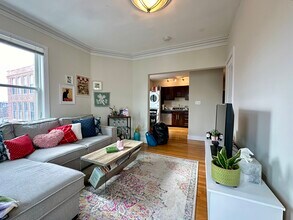 820 Parker St, Unit Mission Hill in Boston, MA - Foto de edificio - Building Photo