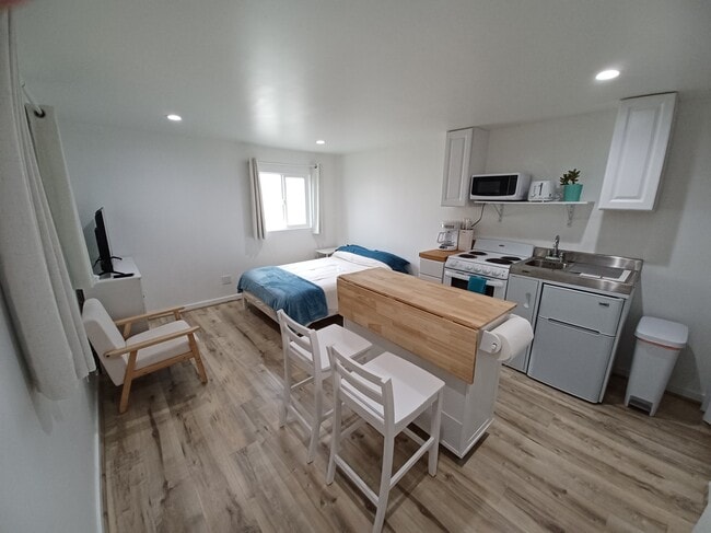 3125 Curts Ave, Unit Studio