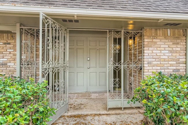 Gorgeous San Antonio home with large backy in San Antonio, TX - Building Photo - Building Photo