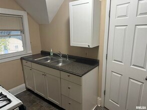 407 17th Ave in Moline, IL - Building Photo - Building Photo