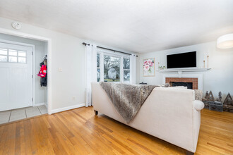 31 Stoddard Ave in Newington, CT - Foto de edificio - Building Photo
