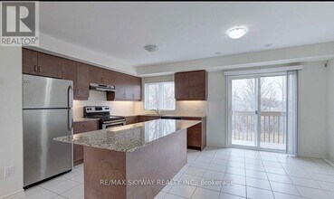 11-11 Autumnwood Ave in Brampton, ON - Building Photo - Building Photo