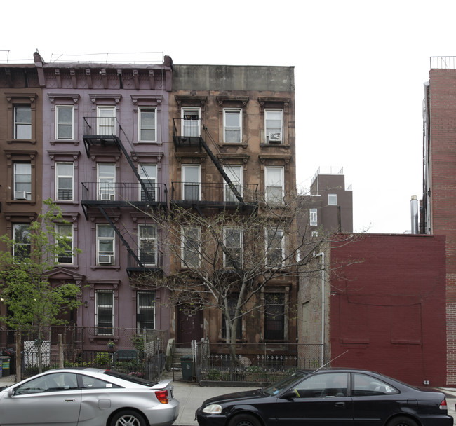 498 Clinton Ave in Brooklyn, NY - Foto de edificio - Building Photo