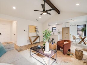 10055 Woodland Village Dr in Austin, TX - Building Photo - Building Photo