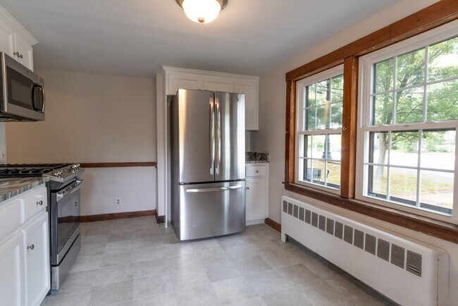 291 Linden St in Wellesley, MA - Foto de edificio - Building Photo