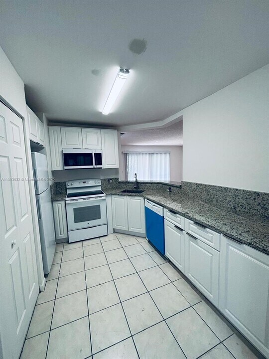 3453 NW 44th St in Lauderdale Lakes, FL - Foto de edificio