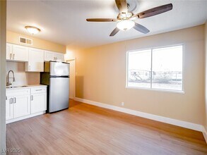 6217 Burgundy Way in Las Vegas, NV - Building Photo - Building Photo