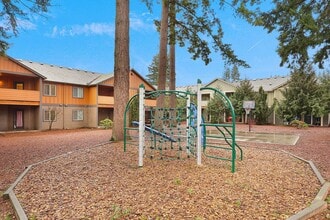 Evergreen Village Apartments in Vancouver, WA - Building Photo - Building Photo