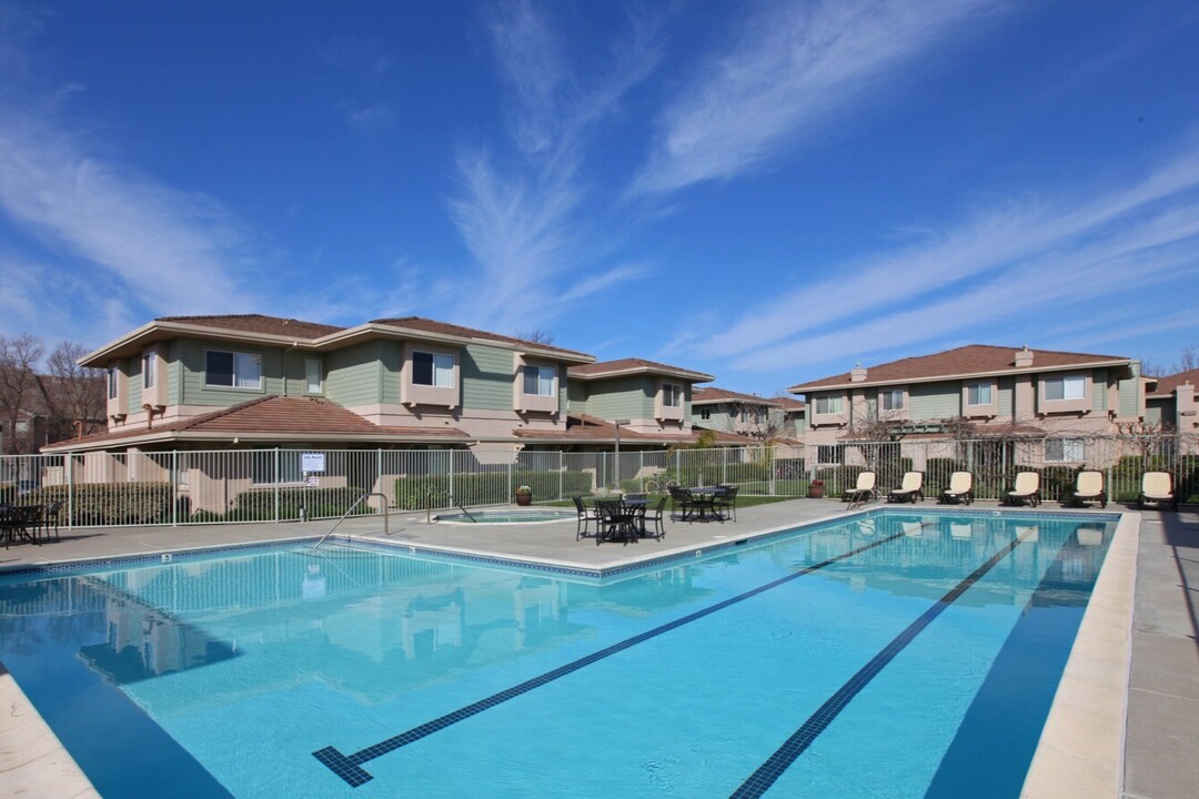 Saratoga West Apartments in Davis, CA - Foto de edificio