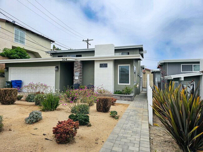 704 N Paulina Ave in Redondo Beach, CA - Foto de edificio - Building Photo