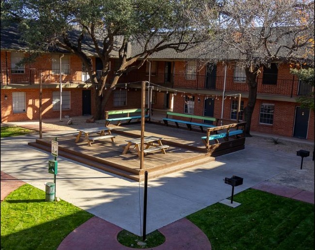 Courtyards on the Park in Lubbock, TX - Building Photo - Building Photo