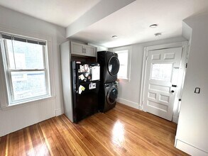 28 Lexington Ave, Unit 1 in Somerville, MA - Foto de edificio - Building Photo