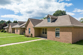 Fountain Square Apartments in Hernando, MS - Foto de edificio - Building Photo