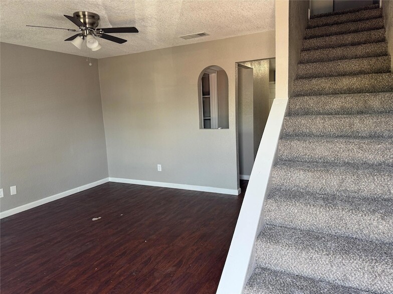 357 NW Newton Dr in Burleson, TX - Foto de edificio