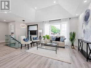 3 Rollins Pl in Toronto, ON - Building Photo - Building Photo