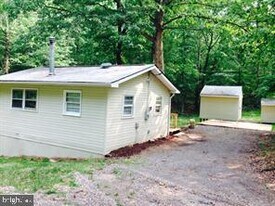 156 Martins Farm Rd in Front Royal, VA - Building Photo