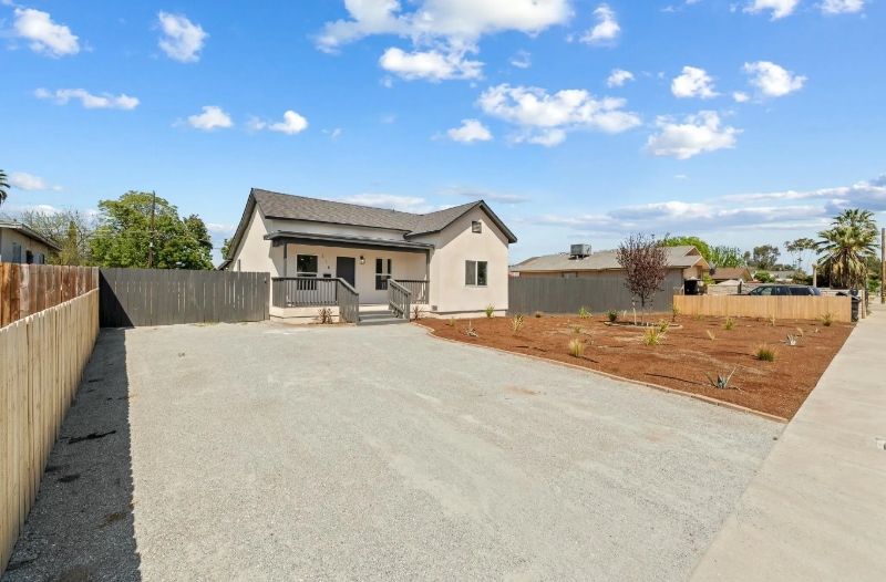 318 E 11th St in Hanford, CA - Building Photo
