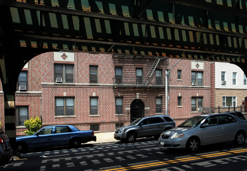 32-84 31st St in Astoria, NY - Building Photo