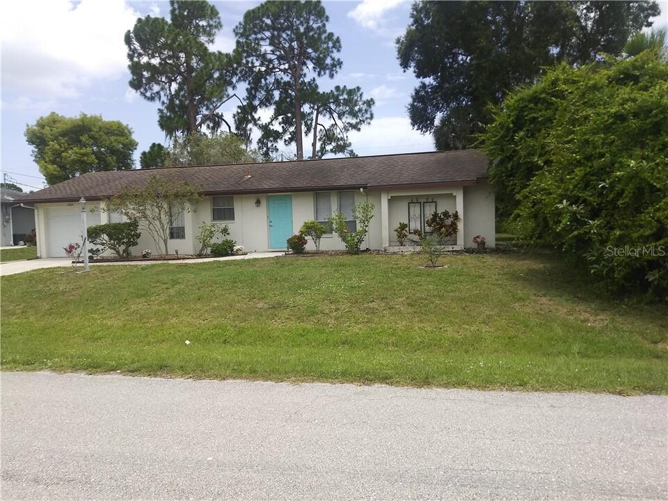 1261 Joplin Ave NW in Port Charlotte, FL - Foto de edificio