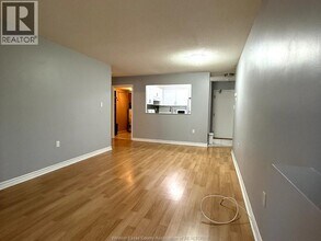 3000 Sandwich St. in Windsor, ON - Building Photo - Building Photo