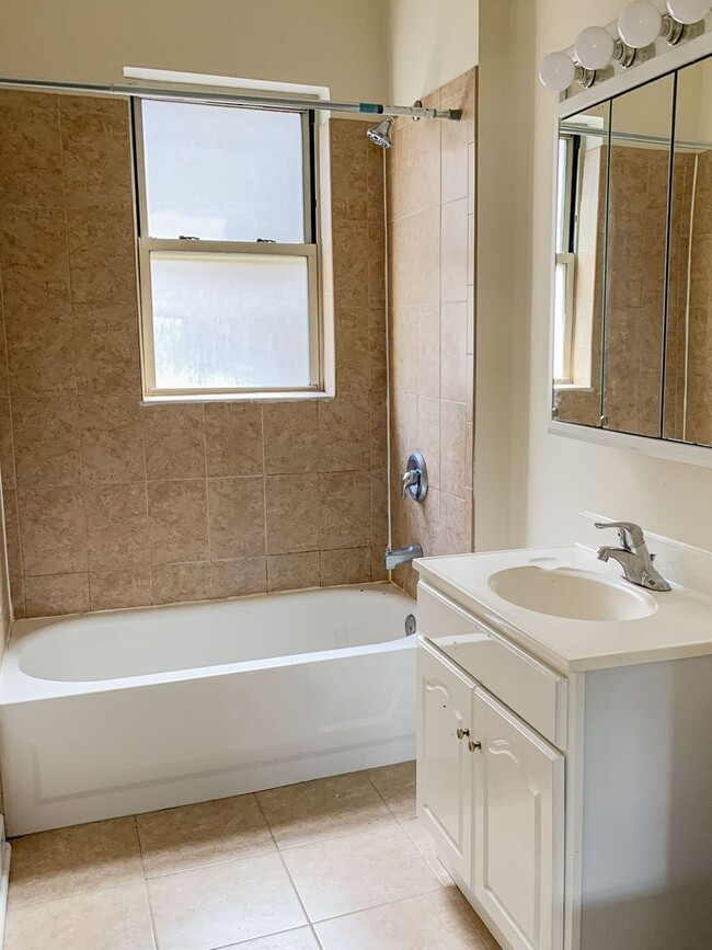 5107 N Winchester Ave, Unit 2 in Chicago, IL - Building Photo - Building Photo