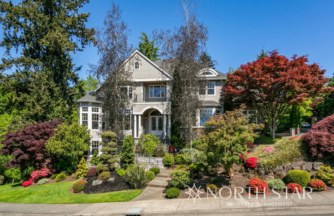 3705 Fairhaven Dr in West Linn, OR - Building Photo
