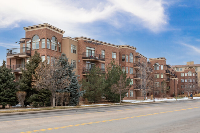 2700 E Cherry Creek South Dr in Denver, CO - Foto de edificio - Building Photo
