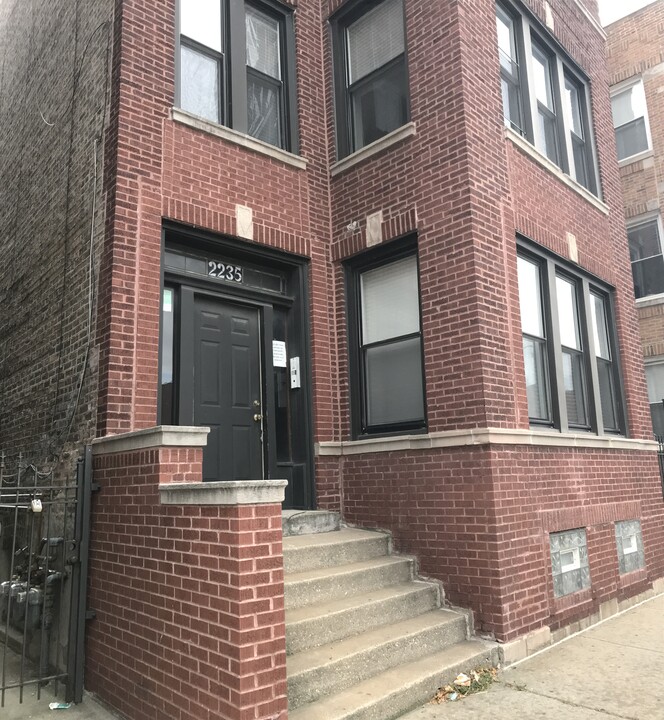 2235 W Fullerton Ave in Chicago, IL - Foto de edificio
