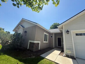 2123 S Columbus Ct in Visalia, CA - Building Photo - Building Photo
