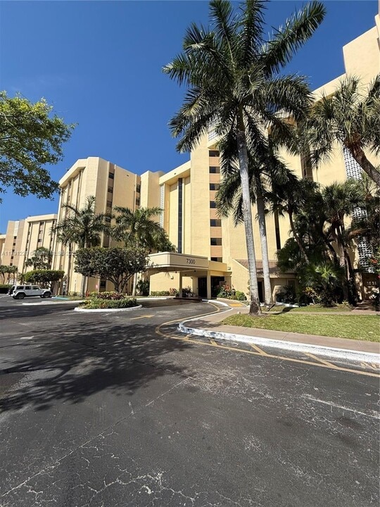 7300 Radice Ct in Lauderhill, FL - Building Photo