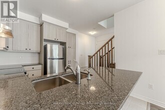 37 Pearen Ln in Barrie, ON - Building Photo - Building Photo