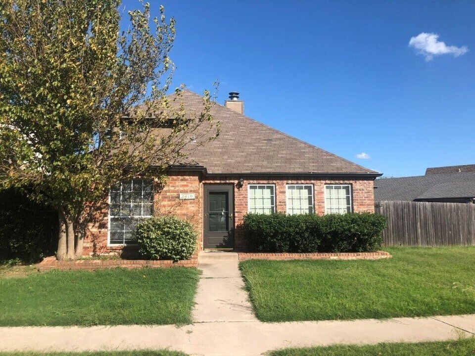 2410 Lakecrest Dr in Oklahoma City, OK - Building Photo