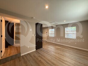 2519 N Garrett Ave in Dallas, TX - Foto de edificio - Building Photo