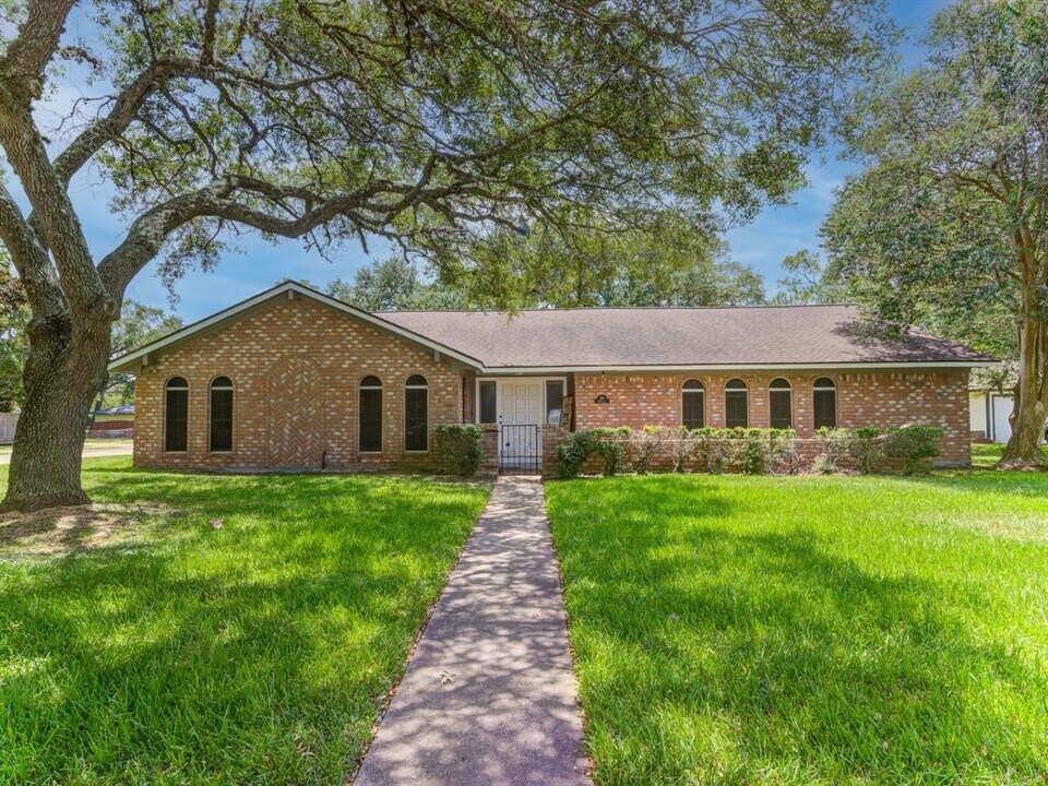 312 Narcissus St in Lake Jackson, TX - Building Photo