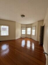 909 Beacon St, Unit 3 in Boston, MA - Foto de edificio - Building Photo