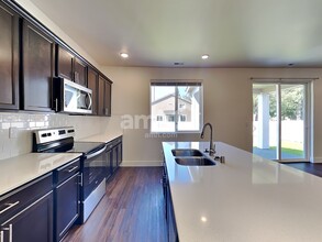 305 Smith Dr in Enumclaw, WA - Foto de edificio - Building Photo