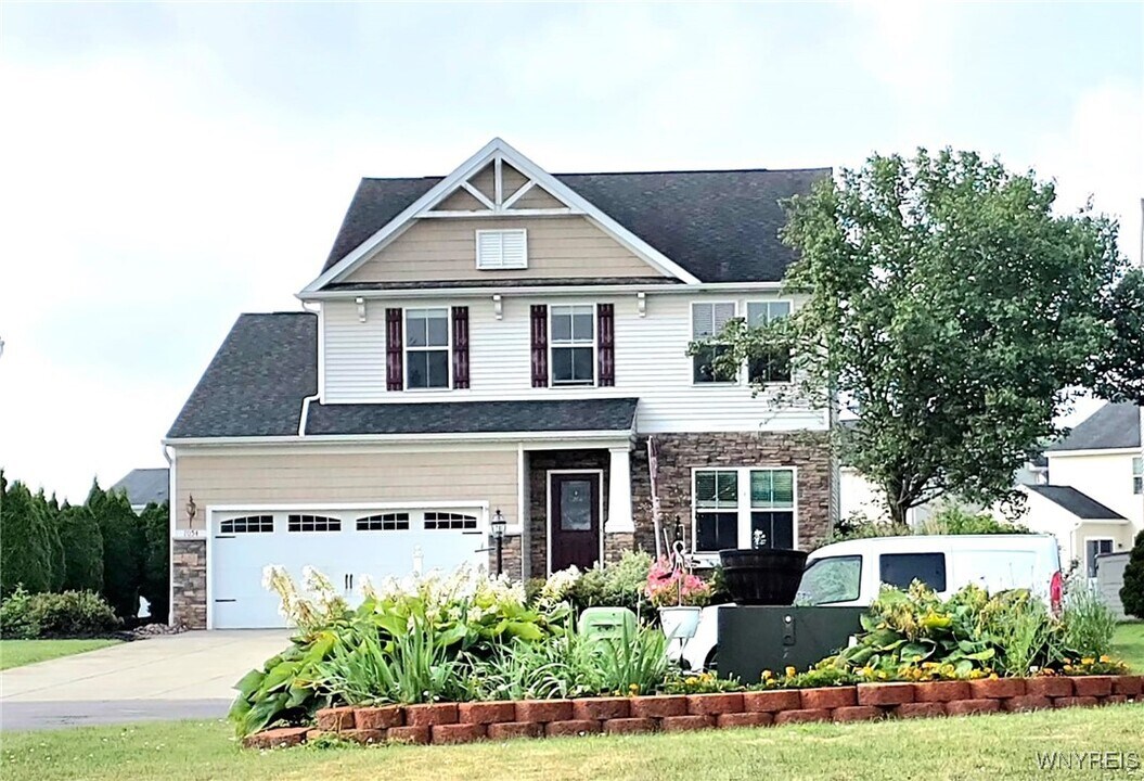 7054 Lakeside Dr in Niagara Falls, NY - Building Photo