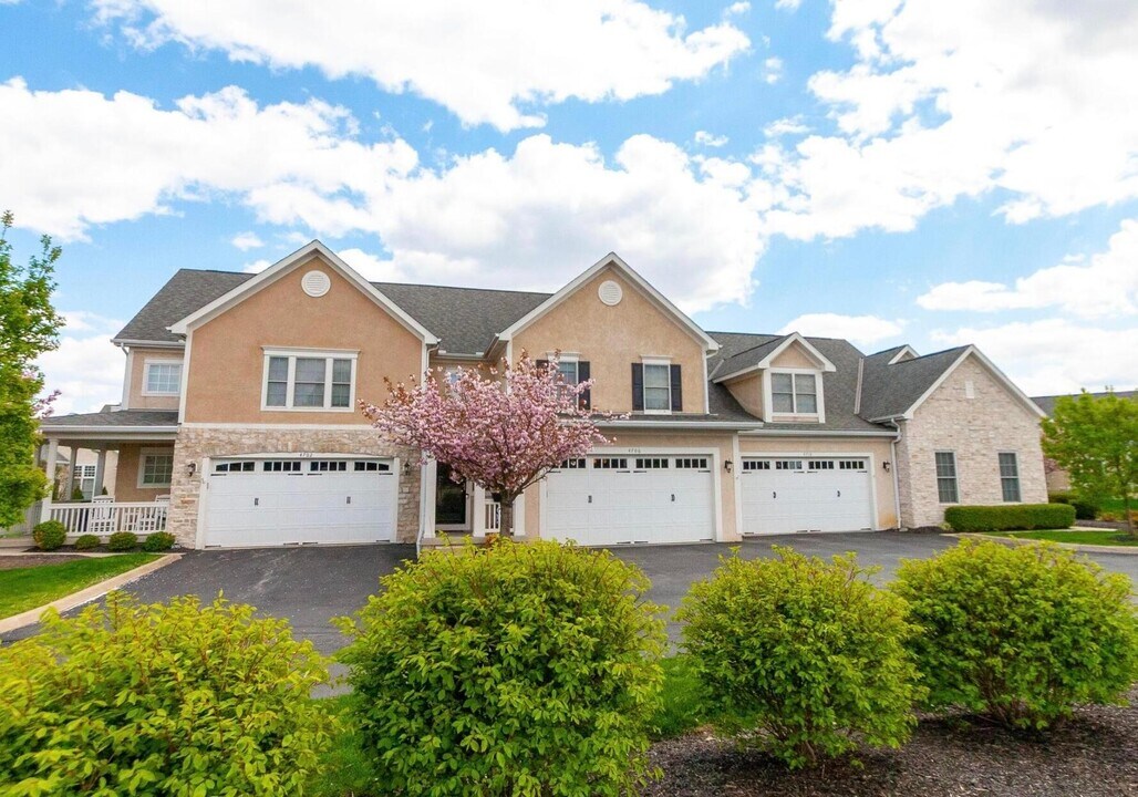 4706 St Andrews Dr in Grove City, OH - Building Photo