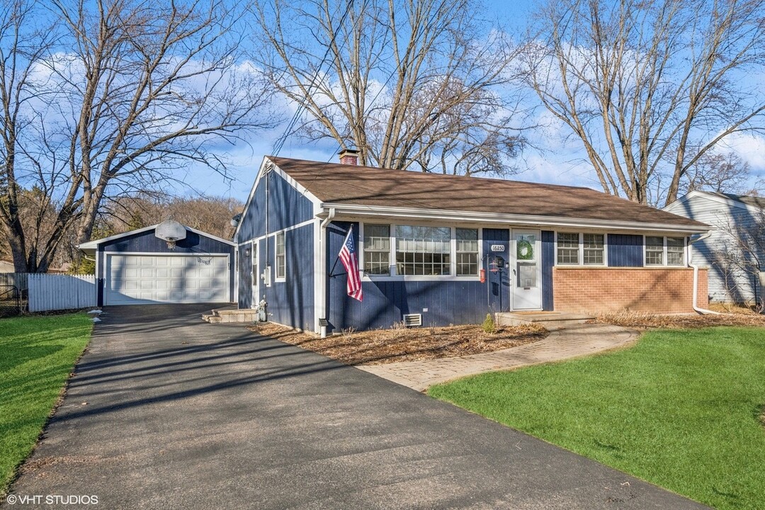 16250 W Arlington Dr in Libertyville, IL - Building Photo
